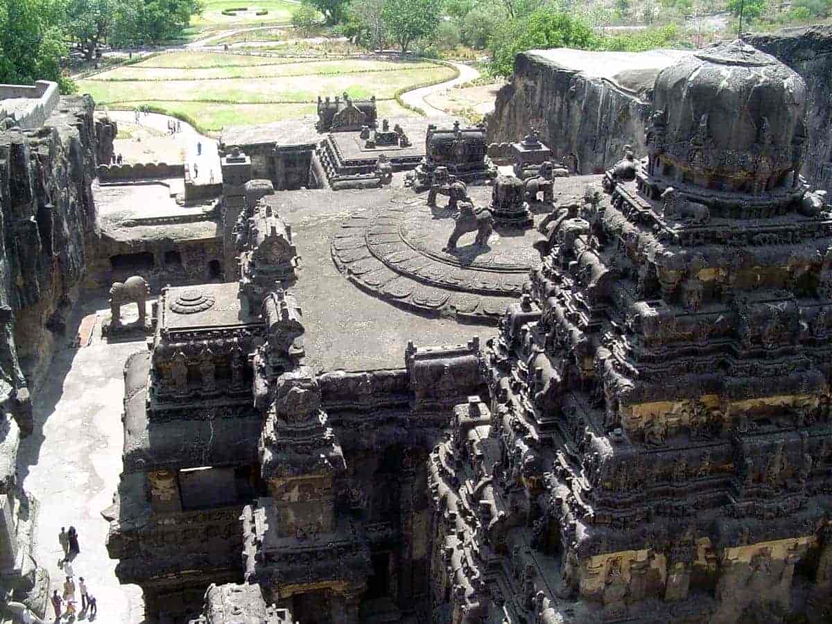 अजंता और महाबलीपुरम नामक दो ऐतिहासिक स्थानों में क्या समानता है?